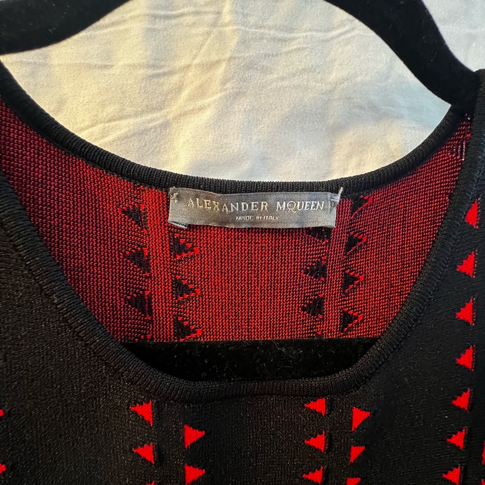 Alexander McQueen Stylish Red and Black Patterned Dress - Picture 4 of 5